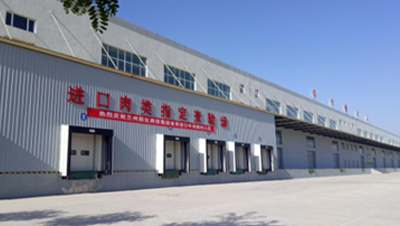 布局全省物流樞紐，充分利用已建成冷庫(kù)及冷鏈運(yùn)輸設(shè)施設(shè)備，結(jié)合區(qū)域經(jīng)濟(jì)特色，配套建設(shè)冷鏈物流設(shè)施、建立全省冷鏈中心、區(qū)域庫(kù)、分撥點(diǎn)三級(jí)物流網(wǎng)絡(luò)，形成以冷鏈集貨、精深加工、產(chǎn)品包裝、銷(xiāo)售配送、防疫消殺等為一體的冷鏈產(chǎn)業(yè)體系；積極拓展貨源，引入進(jìn)口肉類(lèi)、冰鮮水果等，滿(mǎn)足城鄉(xiāng)消費(fèi)升級(jí)和多元化需求；爭(zhēng)取納入國(guó)家級(jí)骨干冷鏈物流基地布局，促進(jìn)我省“牛羊菜果薯藥”等特色農(nóng)產(chǎn)品“走出省門(mén)，走向世界”。